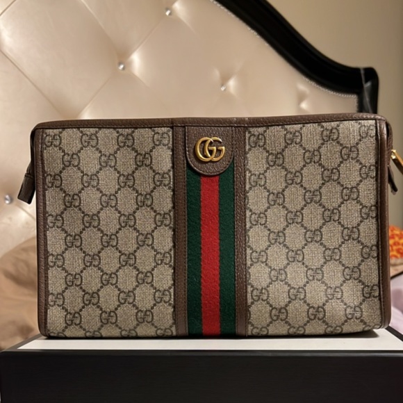 Pre loved Gucci clutch. It looks brand new. Comes with a bag and a box. - Picture 1 of 7